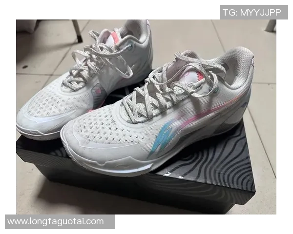 中后卫球星最青睐的足球鞋款式与性能特点解析 中后卫球星最青睐的足球鞋款式与性能特点解析