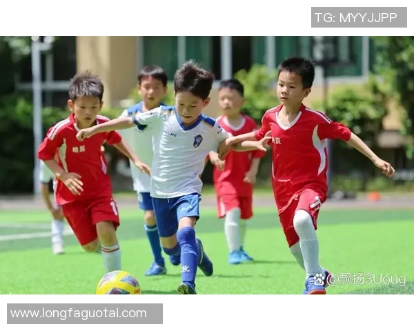 在绿茵场上追逐梦想与荣耀：足球场上的球星足迹与激情瞬间