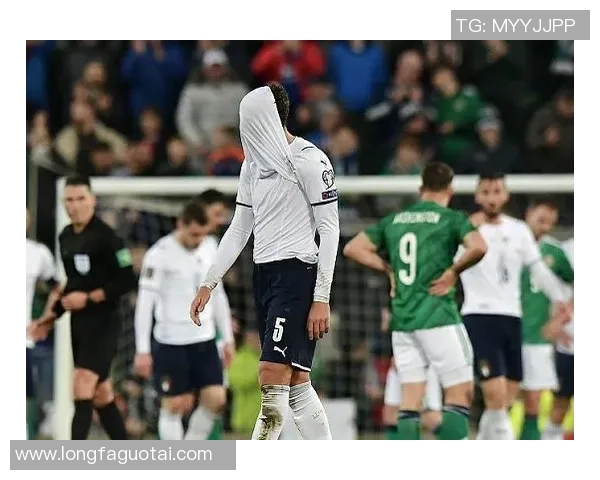 揭秘那些曾因近视困扰却依旧在绿茵场上大放异彩的足球球星