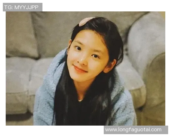 街头偶遇似足球明星的路人引发热议 网友纷纷猜测真实身份